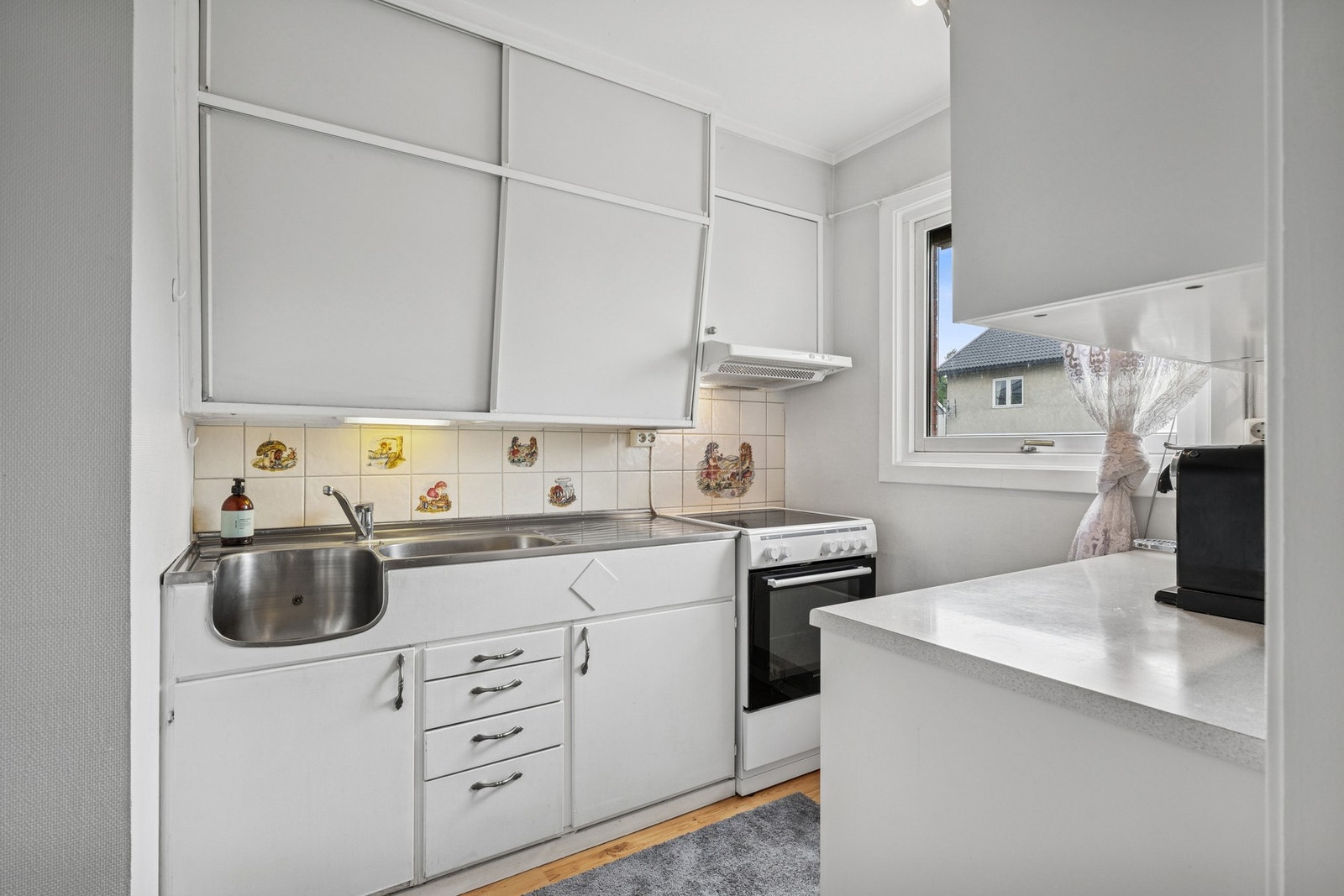 Leiligheten byr på et lyst kjøkken med opplegg for frittstående hvitevarer. Galleribilde