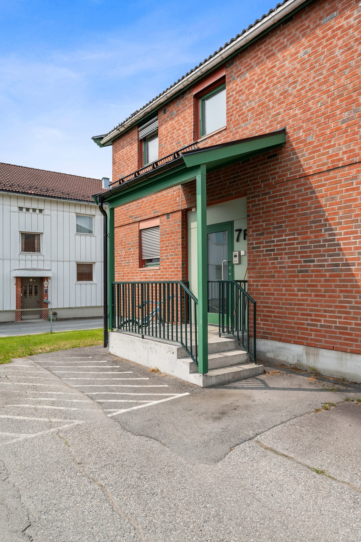 Her bor du i et rolig og trivelig område med kort avstand til alt du trenger. Galleribilde