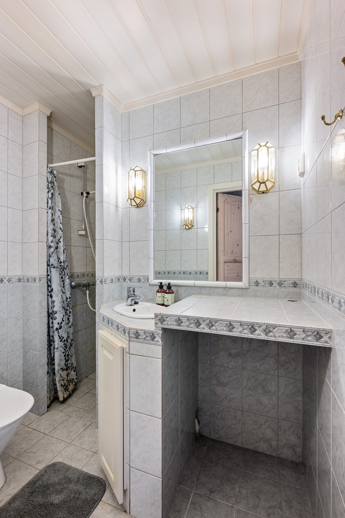 På badet er det opplegg til vaskemaskin. Galleribilde