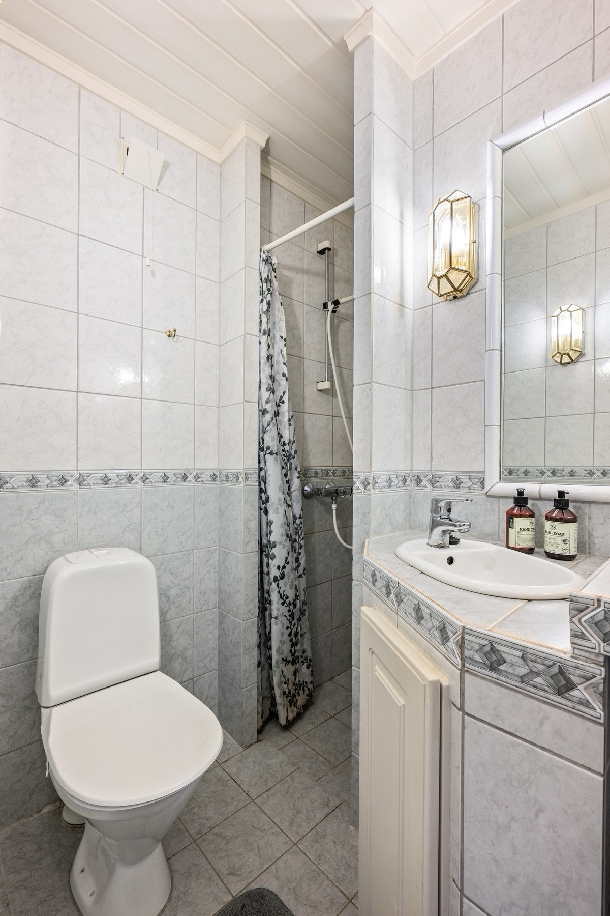 Her får du et pent og funksjonelt flislagt baderom med varmekabler. Galleribilde