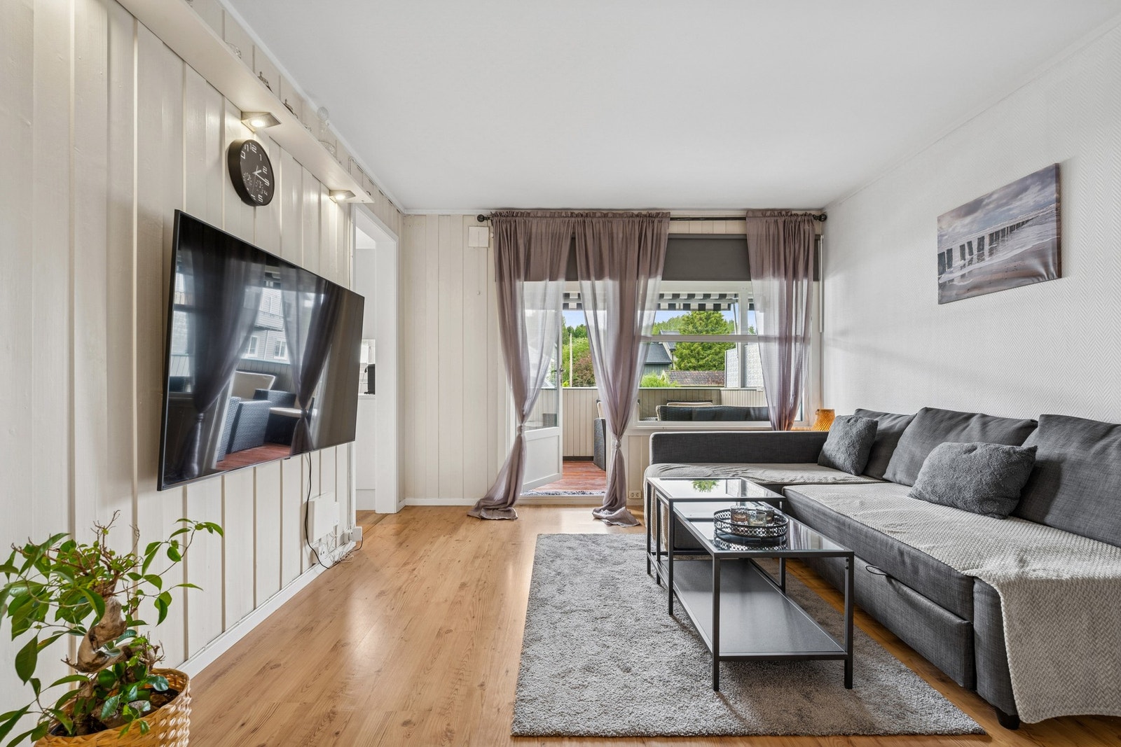 Rommet har en praktisk utforming med god plass til både sofagruppe, TV-løsning og annet ønsket møblement. Galleribilde