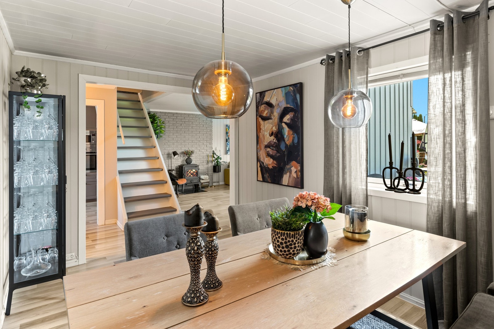 Boligen har en gjennomgående planløsning og sjeldent god uteplass på 60 m2. Galleribilde
