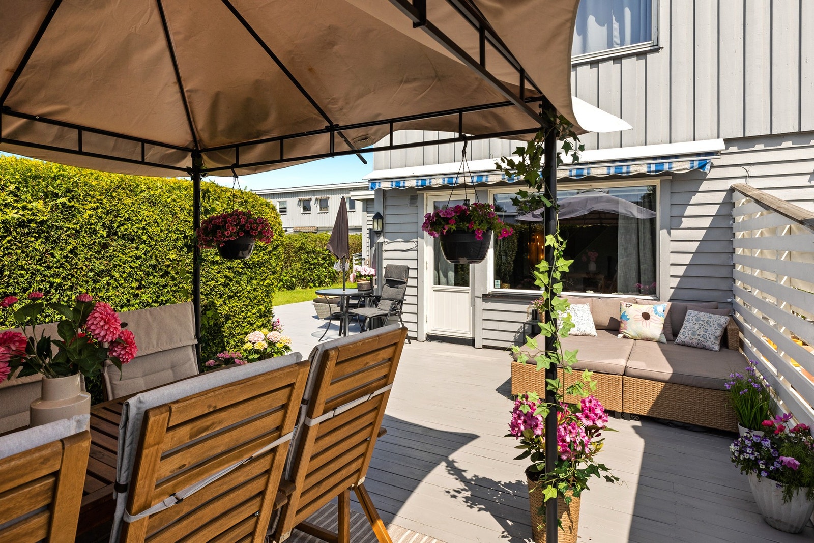 Fra stuen er det direkte utgang til en stor, solrik markterrasse på hele 60 m² hvor solen kan nytes fra morgen til kveld. Galleribilde