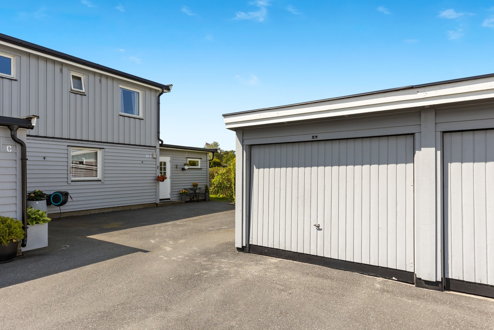 Ypperlig plassering på enden av rekken med ekstra boltreplass omkring huset, med parkering lett tilgjengelig like ved. Galleribilde