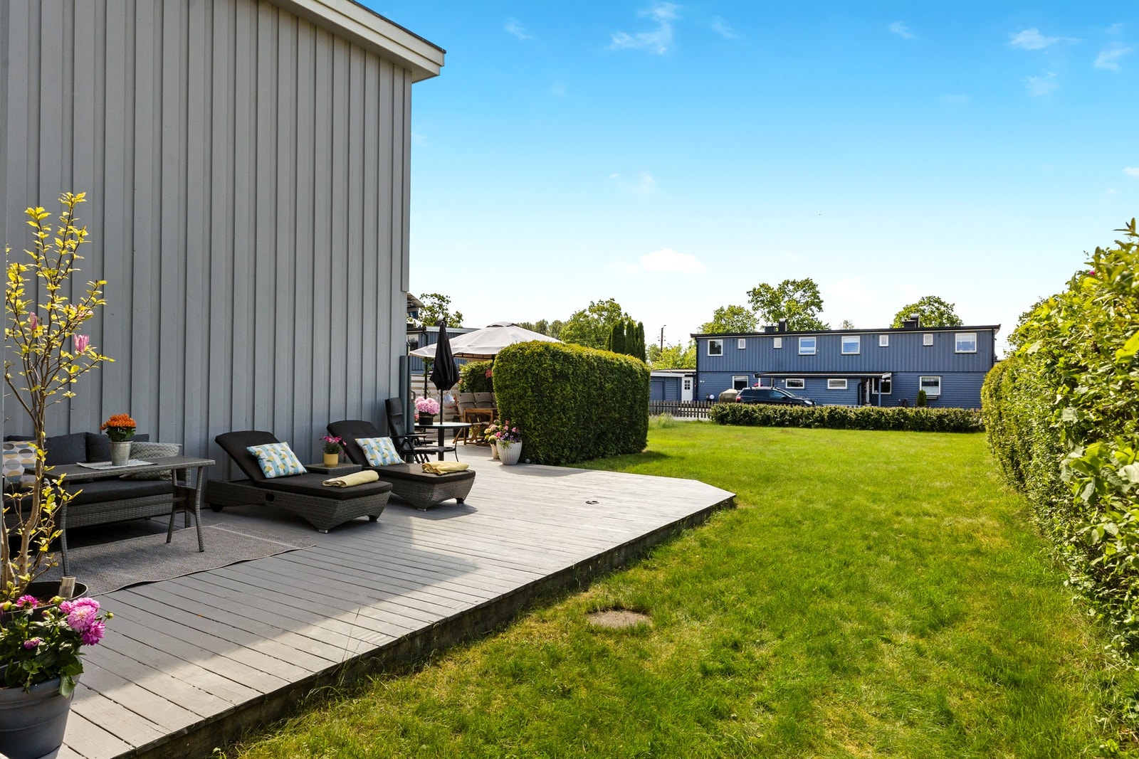 Terrassen fungerer som en naturlig forlengelse av stuen på varme dager, og byr på plass til både spisegruppe, grill og loungeområde. Galleribilde