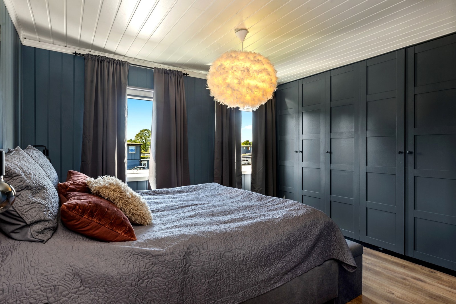 Hovedsoverommet har god plass med plassbygget garderobeløsning som medfølger salget. Galleribilde