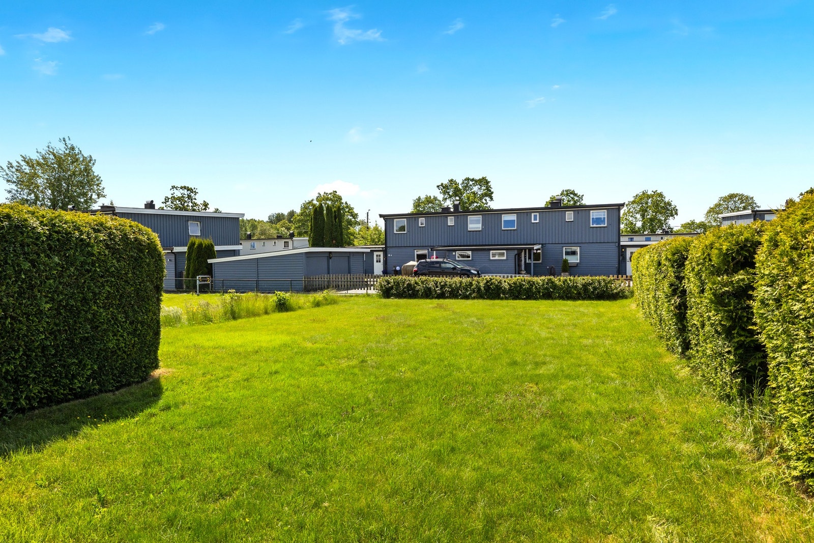 Fra terrassen er det direkte adkomst til et stort grønt fellesområde - perfekt til lek og rekreasjon. Galleribilde