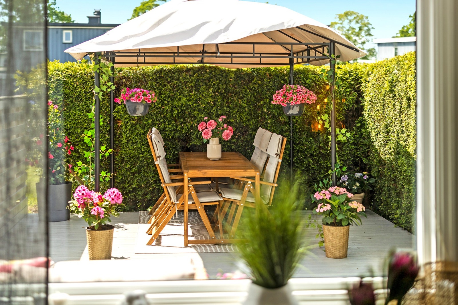 Leveggene, pergola og beplantningen skjermer godt for innsyn og vind, og markisen gir skygge på varme sommerdager. Galleribilde