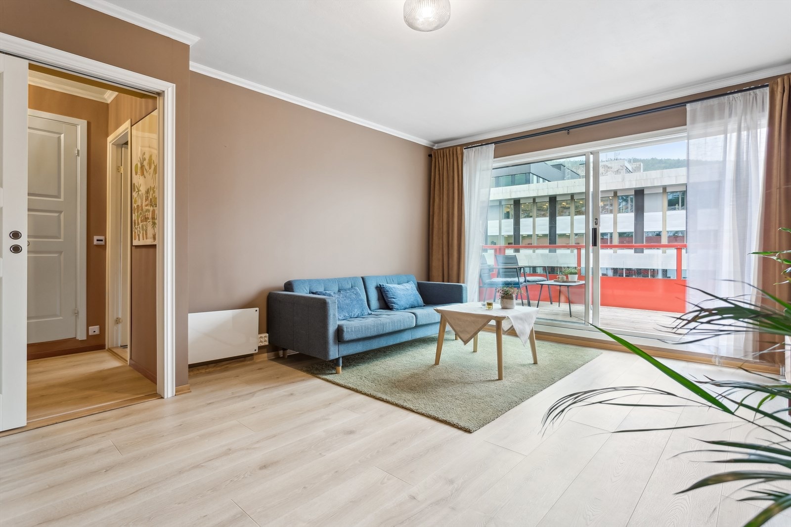 Store vindusflater gir godt med naturlig lys inn i leiligheten. Galleribilde