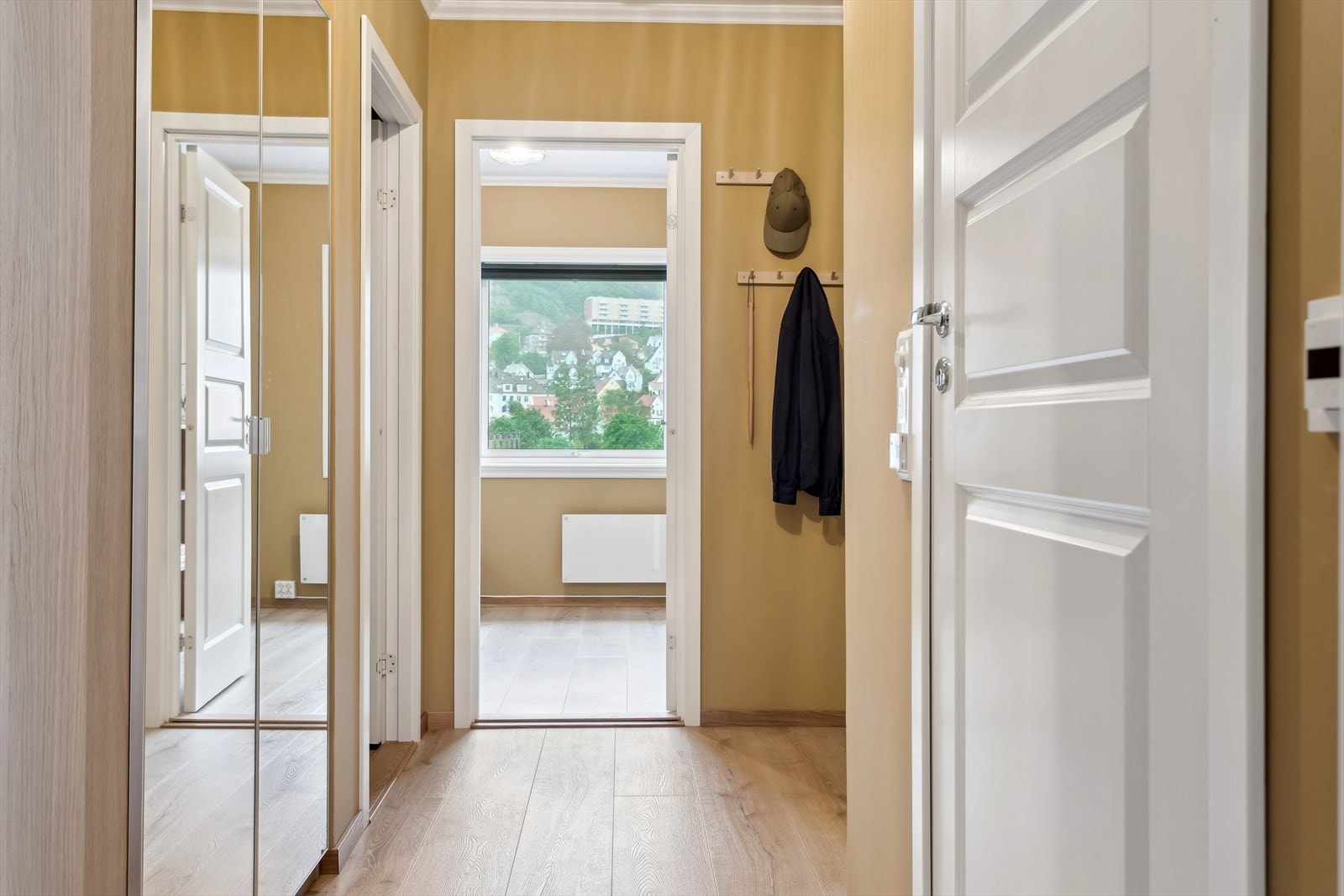 Velkommen inn. Garderobeskap med speildører til oppbevaring av sko og ytterklær. Galleribilde