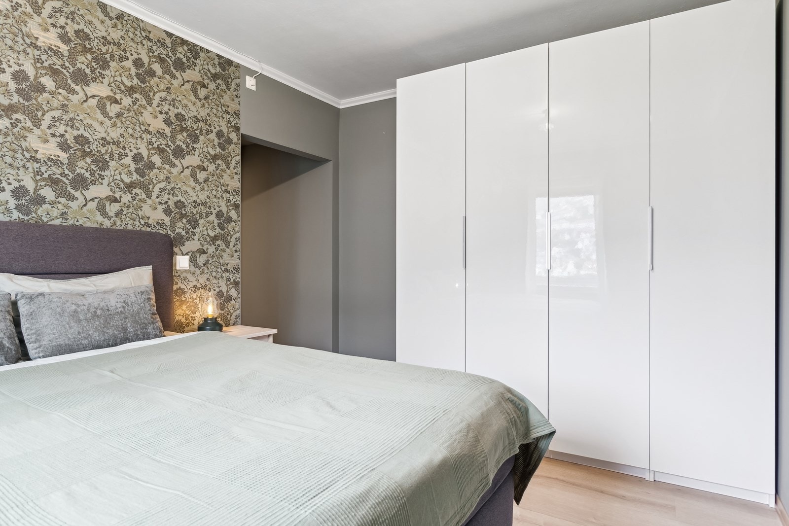 Stor flott garderobe på hovedsoverommet følger handelen. Galleribilde