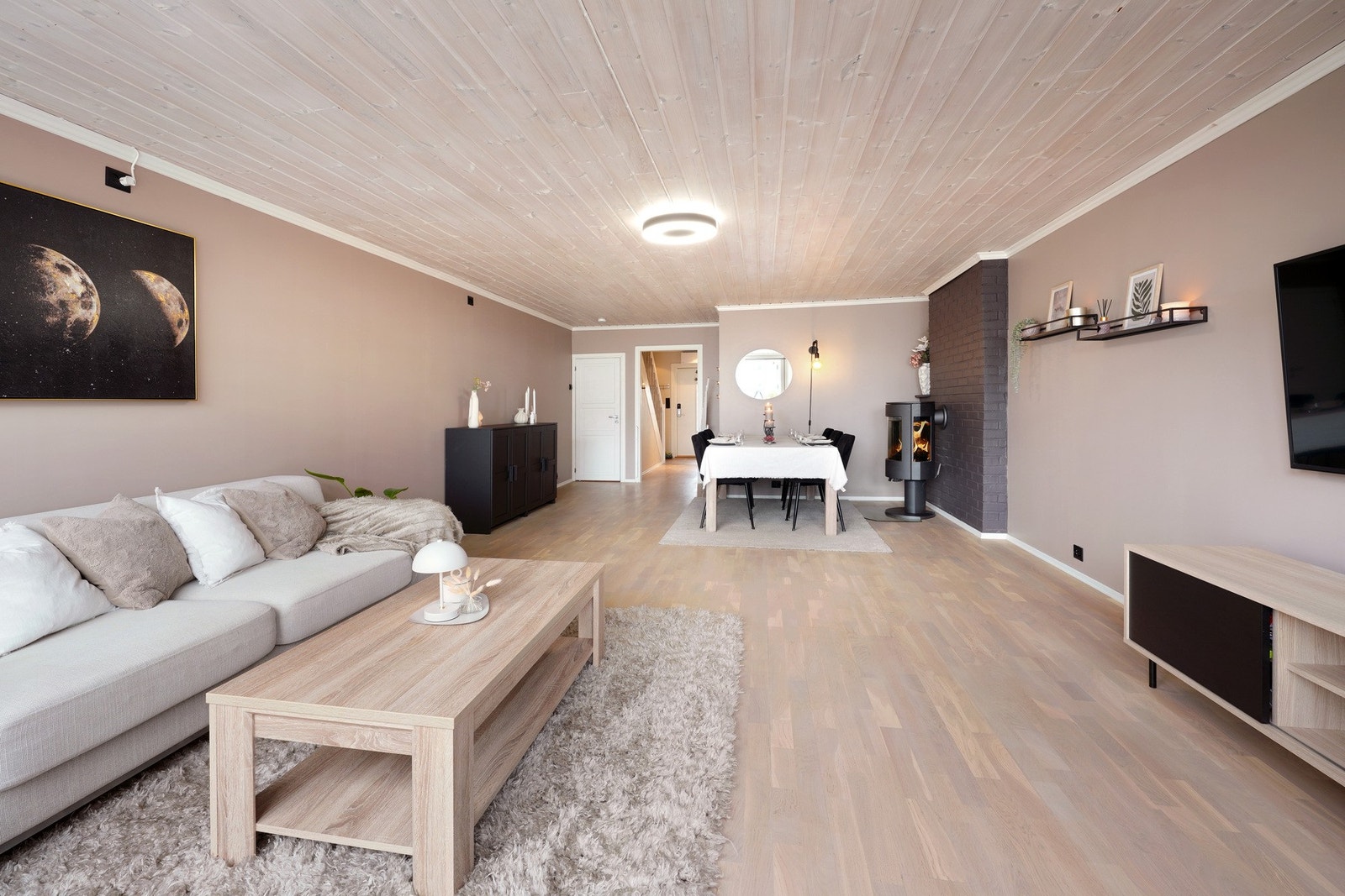 I huset er det vedovn i stue og varmepumpe i gang. Galleribilde