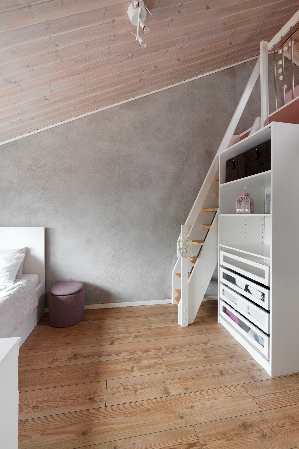 Fra soverom 2 er det en trapp opp til hems Galleribilde