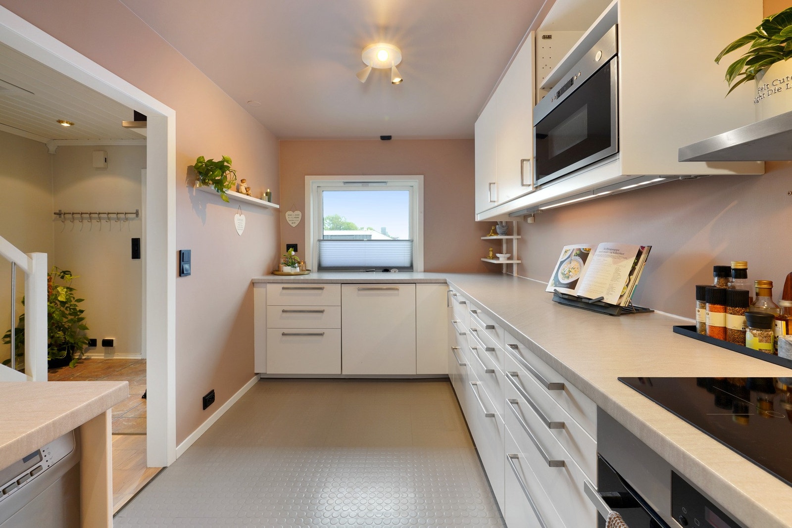 Godt med skap-og benkeplass Galleribilde