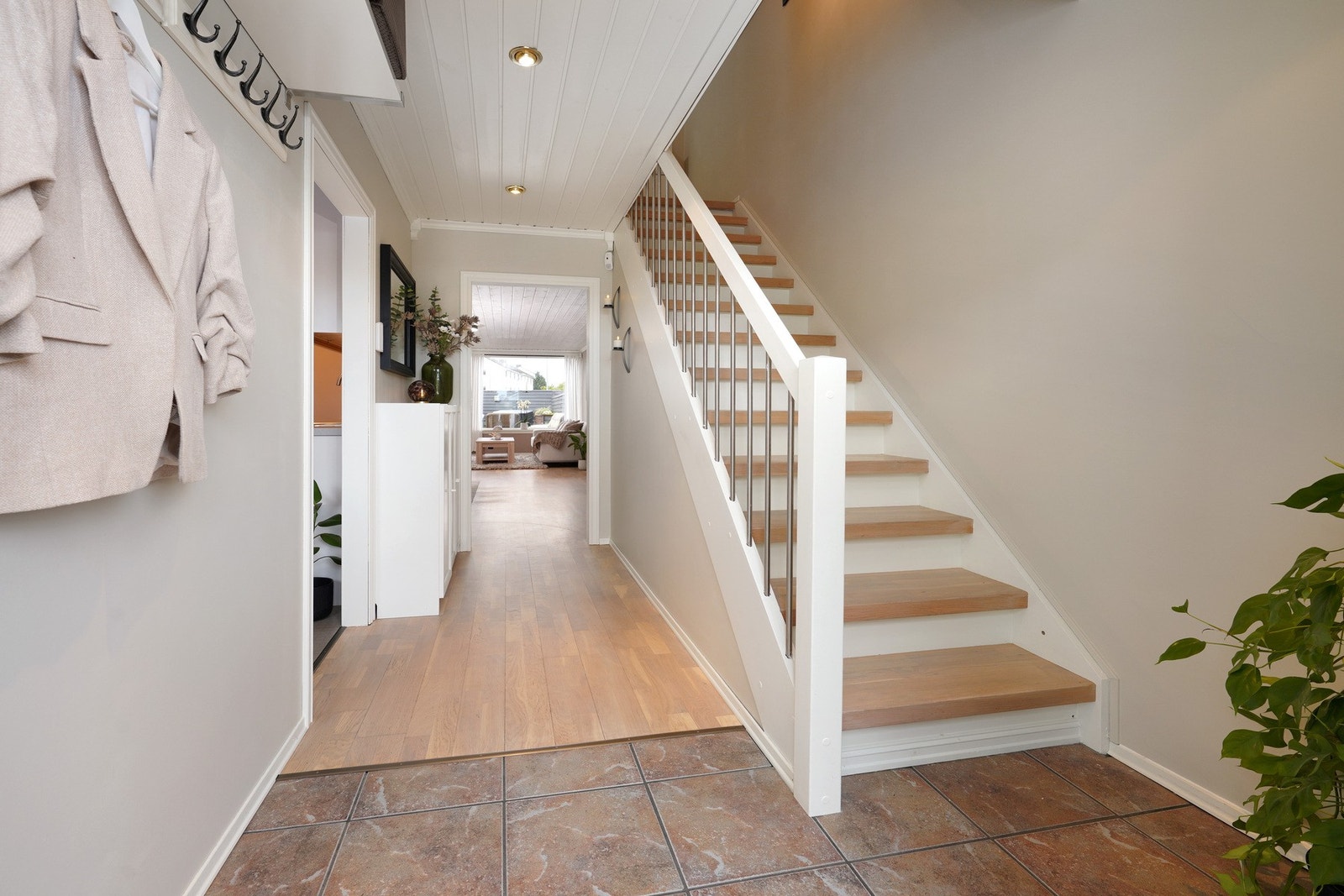 I gangen er det fliser på gulv, praktisk når man har hund eller små barn Galleribilde