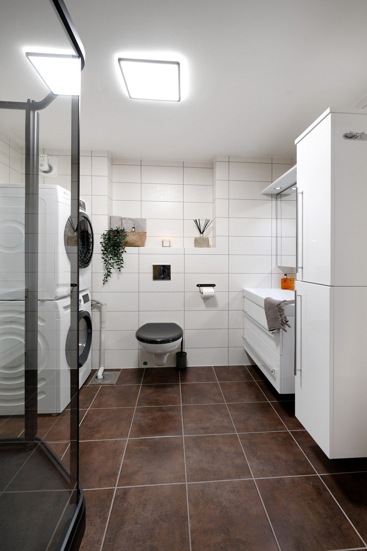 Badet ble ytvidet og pusset opp i 2011 av forrige eier. Opplegg til vaskemaskin og tørketrommel. Galleribilde