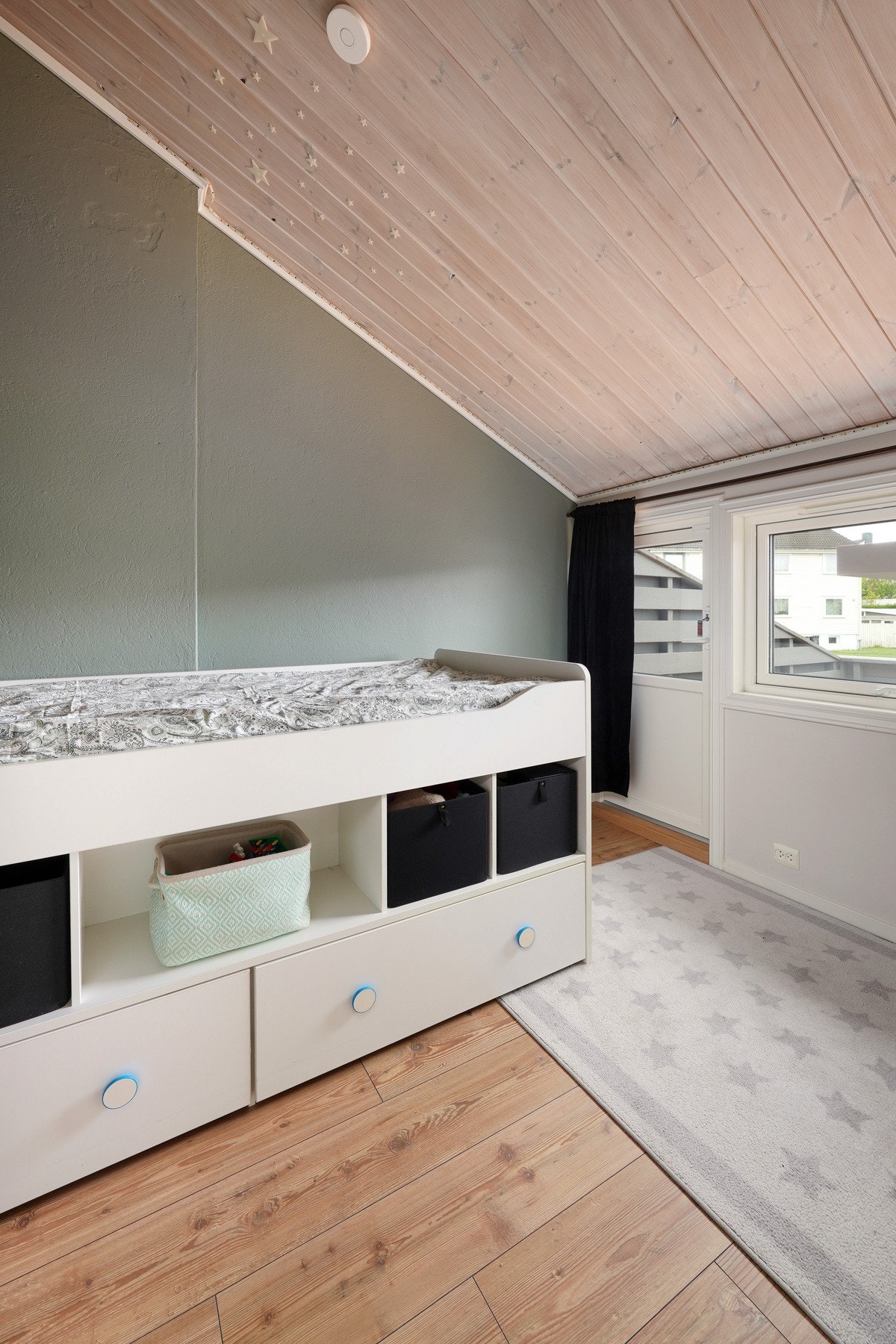 Soverom nr. 3 er via soverom nr. 2. Herfra er det utgang til en stor balkong Galleribilde