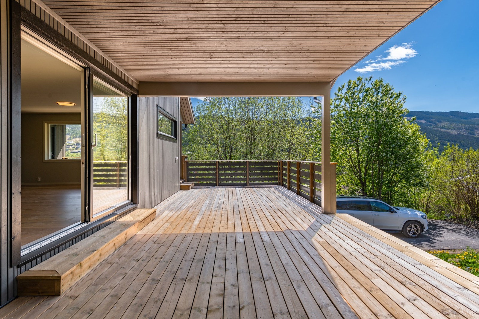 Stor delvis overbygget terrasse som gir både solrike og lune områder Galleribilde