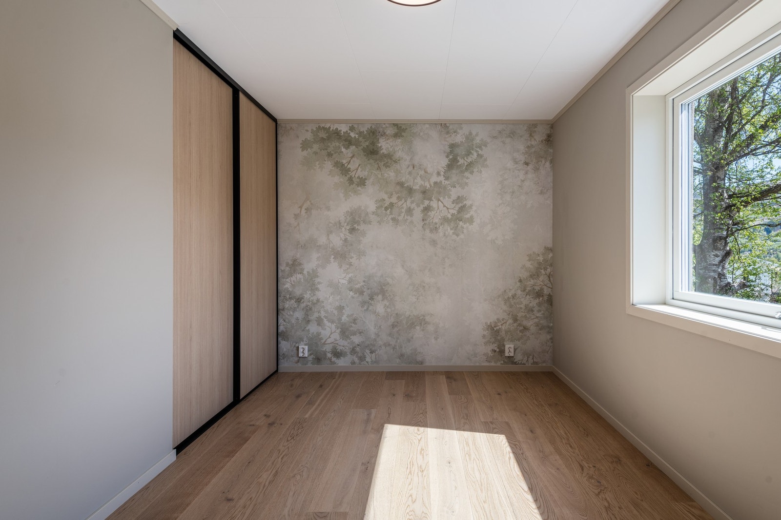 Første etasje har også to lekre soverom, i nydelige farger Galleribilde