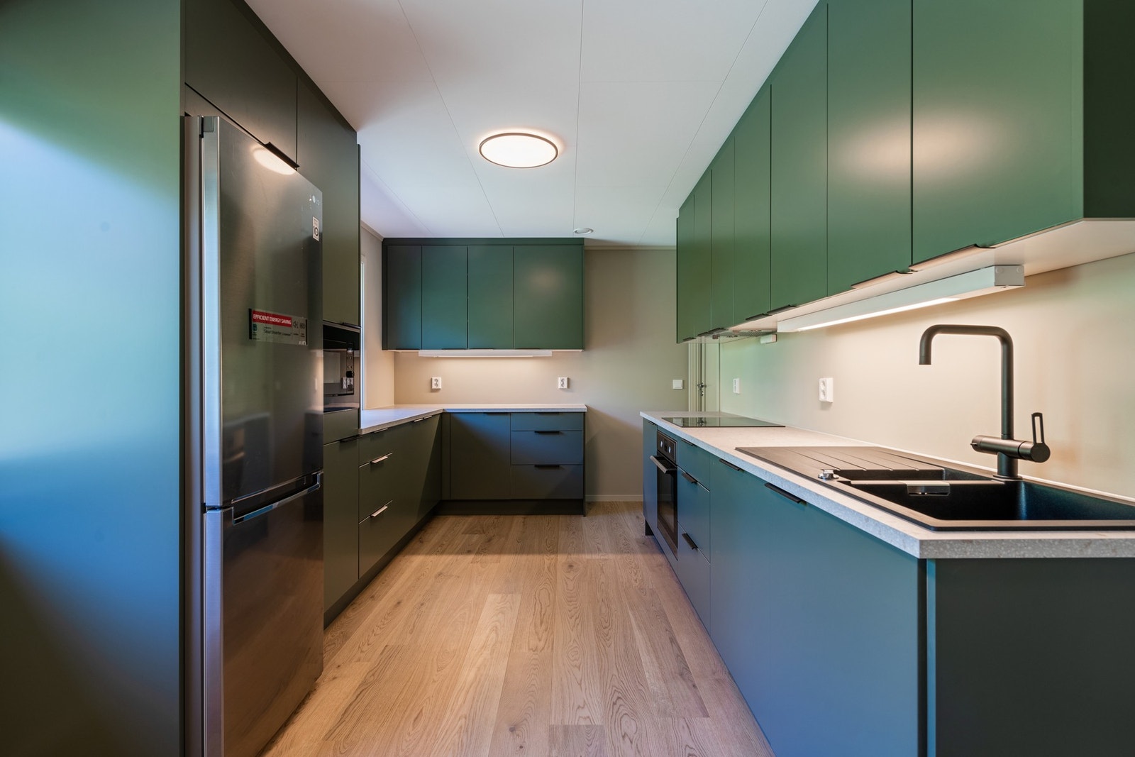 Lekkert kjøkken hvor det er hyggelig å trylle fram de lekreste måltider Galleribilde