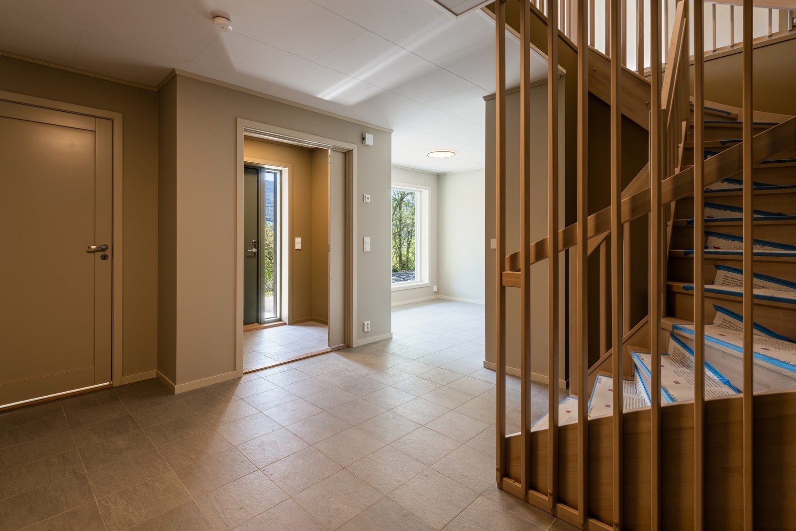 Hall med flislagt gulv Galleribilde