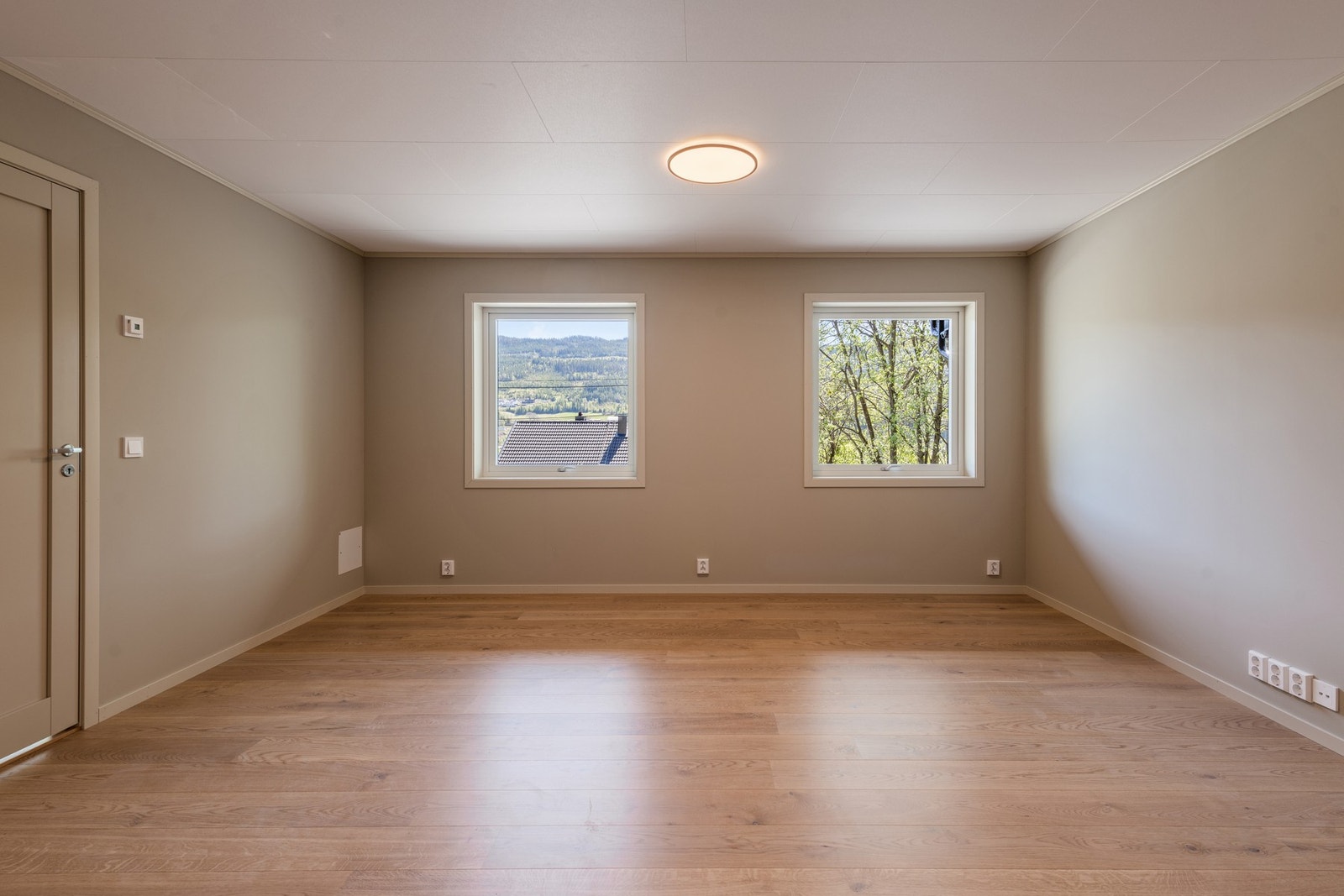 Flott rom som kan brukes som stue eller soverom Galleribilde