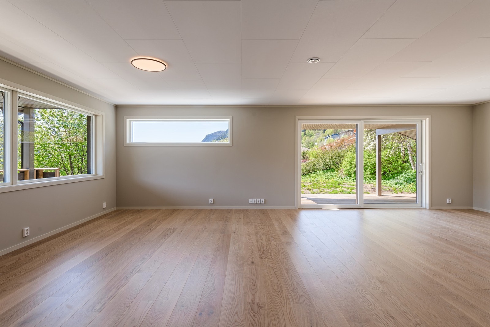 Stue med god plass til salong, familie og venner Galleribilde