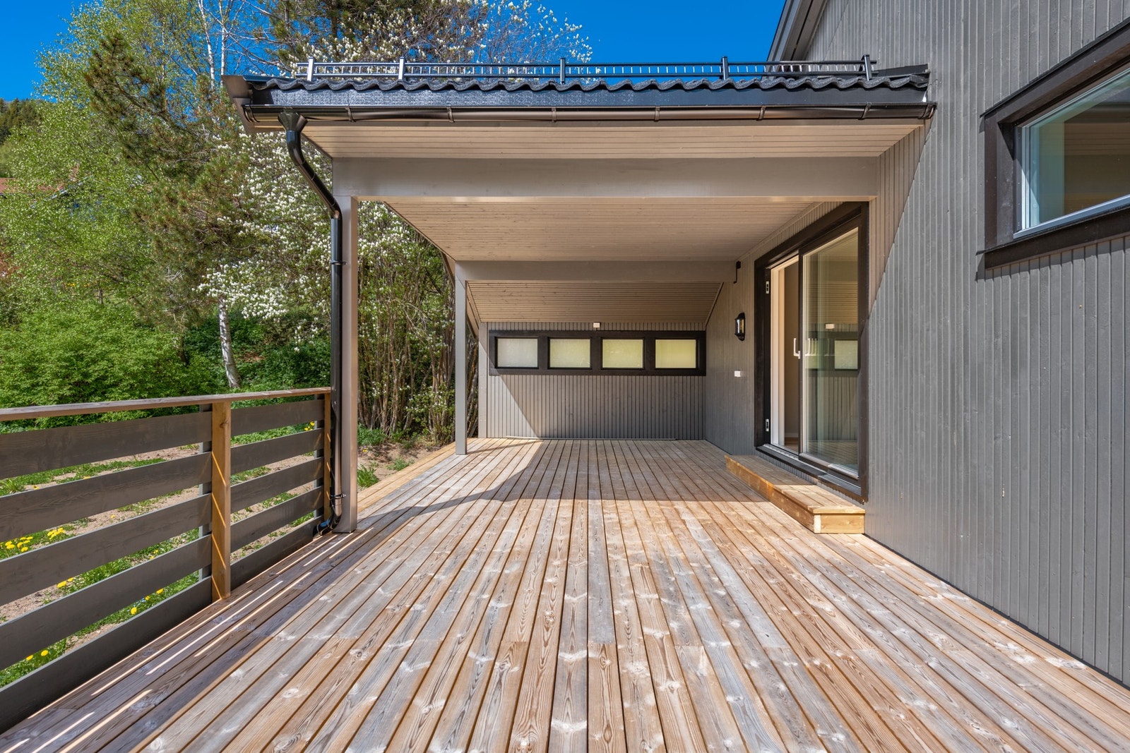 Delvis overbygget terrasse gir rom for både fine dager og hyggelige kvelder Galleribilde