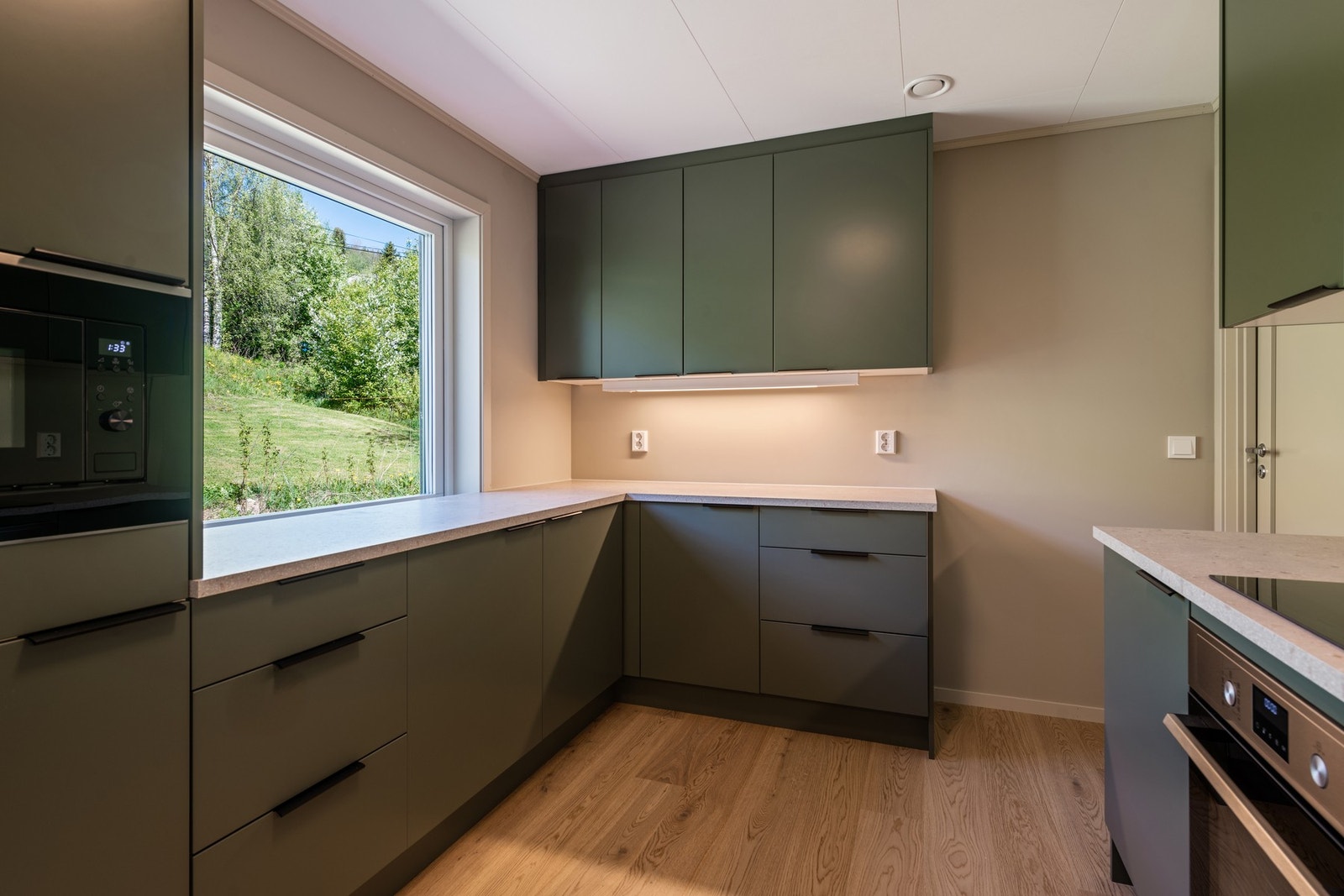 Godt med både dagslys, benkeplass og skap Galleribilde