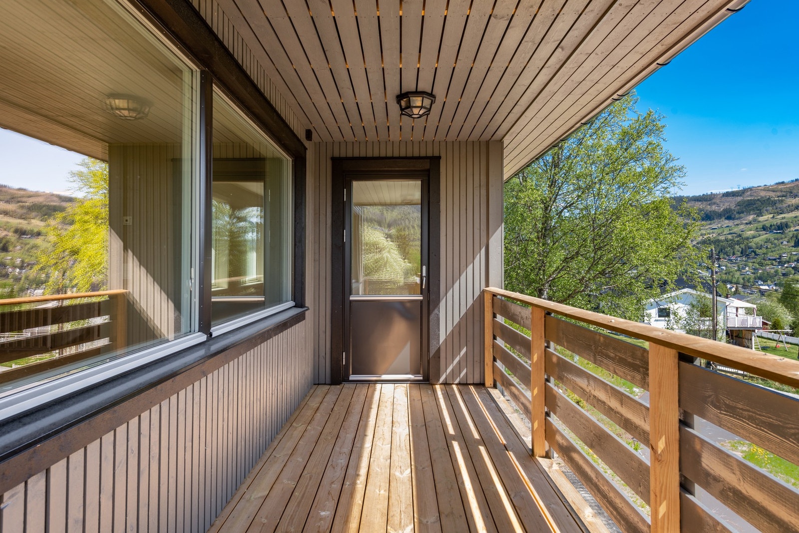 Terrassen har også inngang til / fra spisestuen Galleribilde