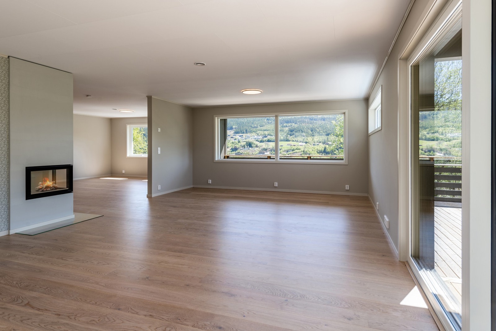 I hovedetasjen (2. etasje) har man en stor stue med åpen løsning til spisestuen Galleribilde