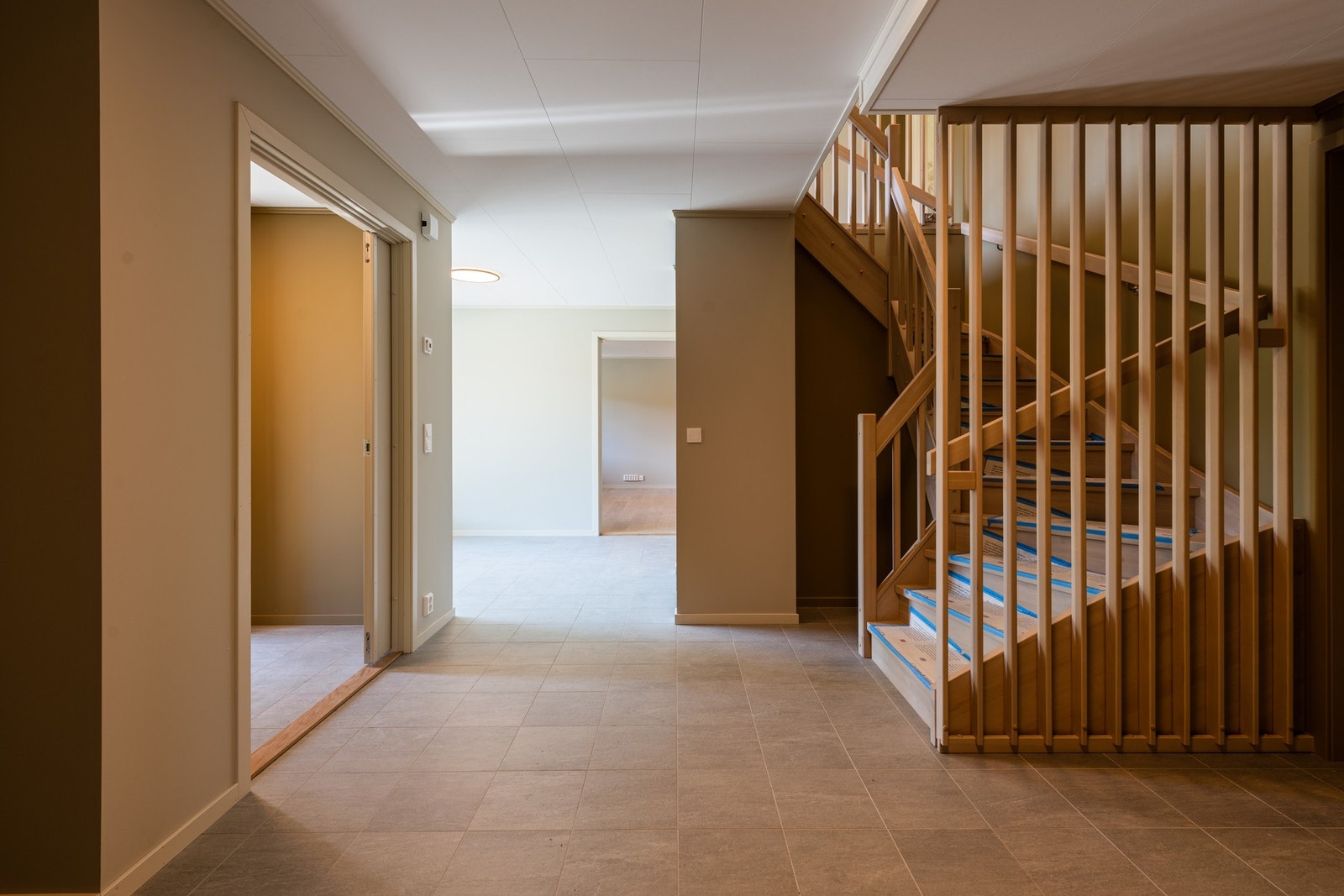 I første etasje finner man en stor hall Galleribilde