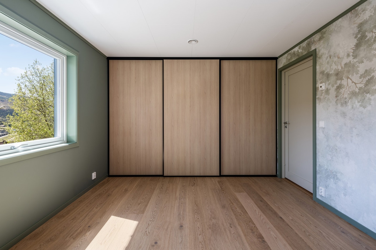 Hovedsoverommet i 2. etasje med flott skyvedørsgarderobe og nydelige farger Galleribilde