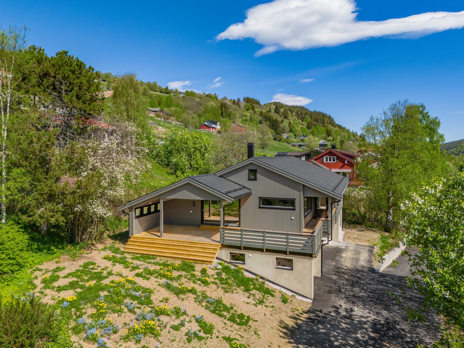 Eiendommen har en nydelig og solrik beliggenhet på Ål Galleribilde
