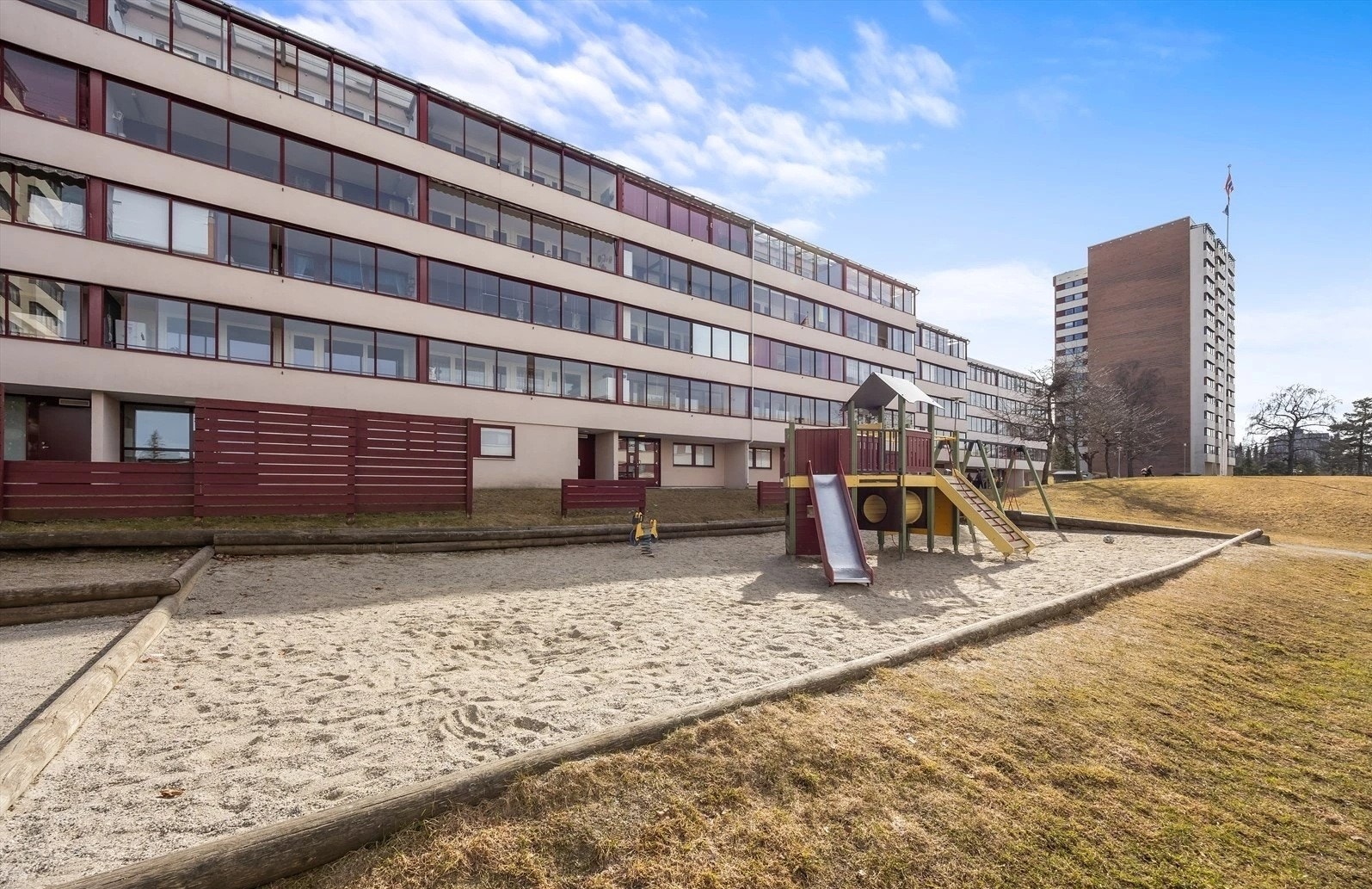 Området er pent opparbeidet med grøntarealer og lekeplass Galleribilde
