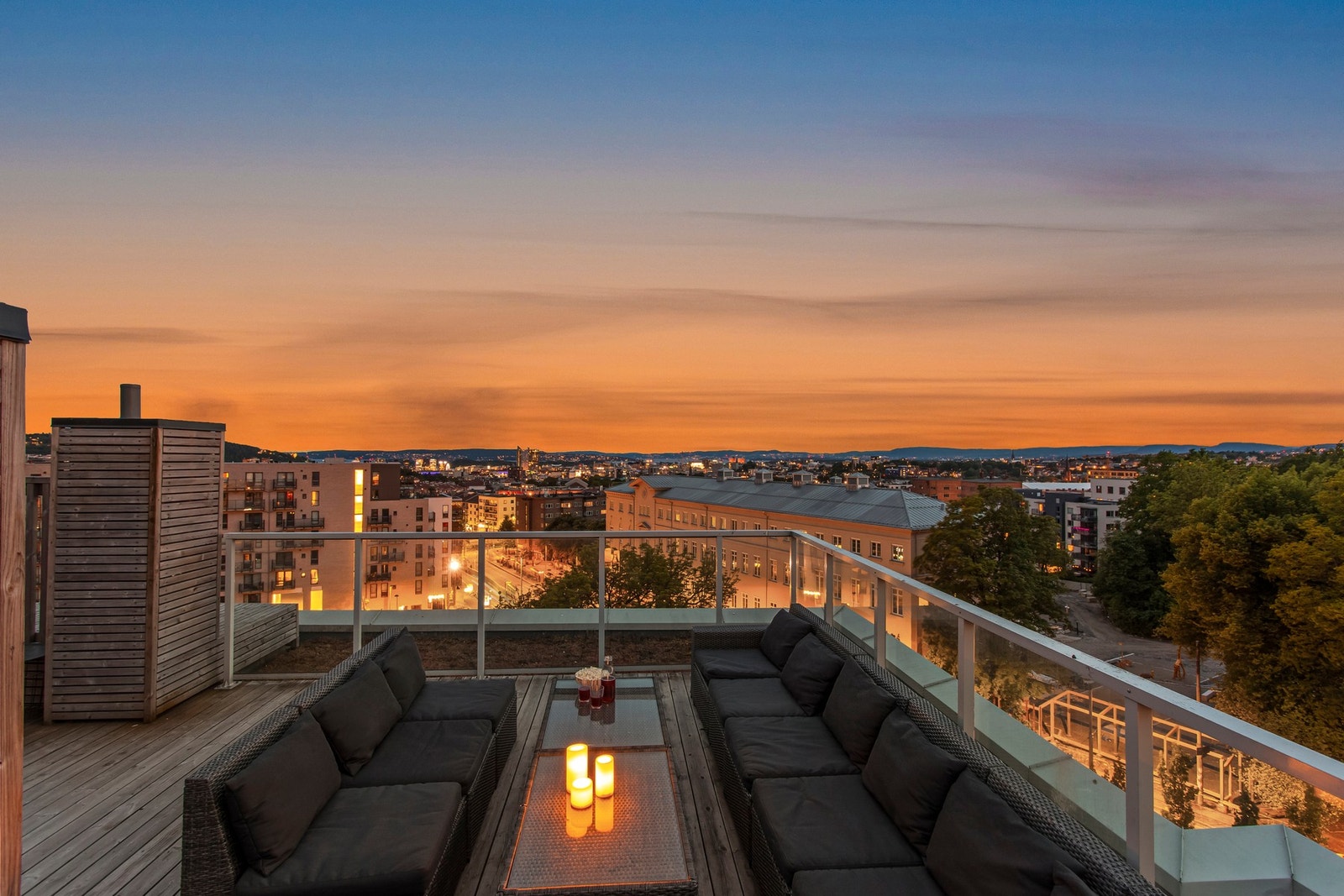 Felles takterrasse med flott utsikt mot byen. Galleribilde