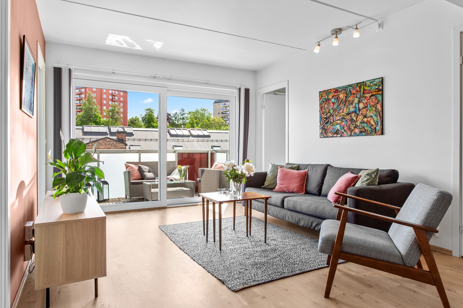 Store vindusflater sørger for godt med dagslys og skaper en lys og luftig atmosfære. Galleribilde