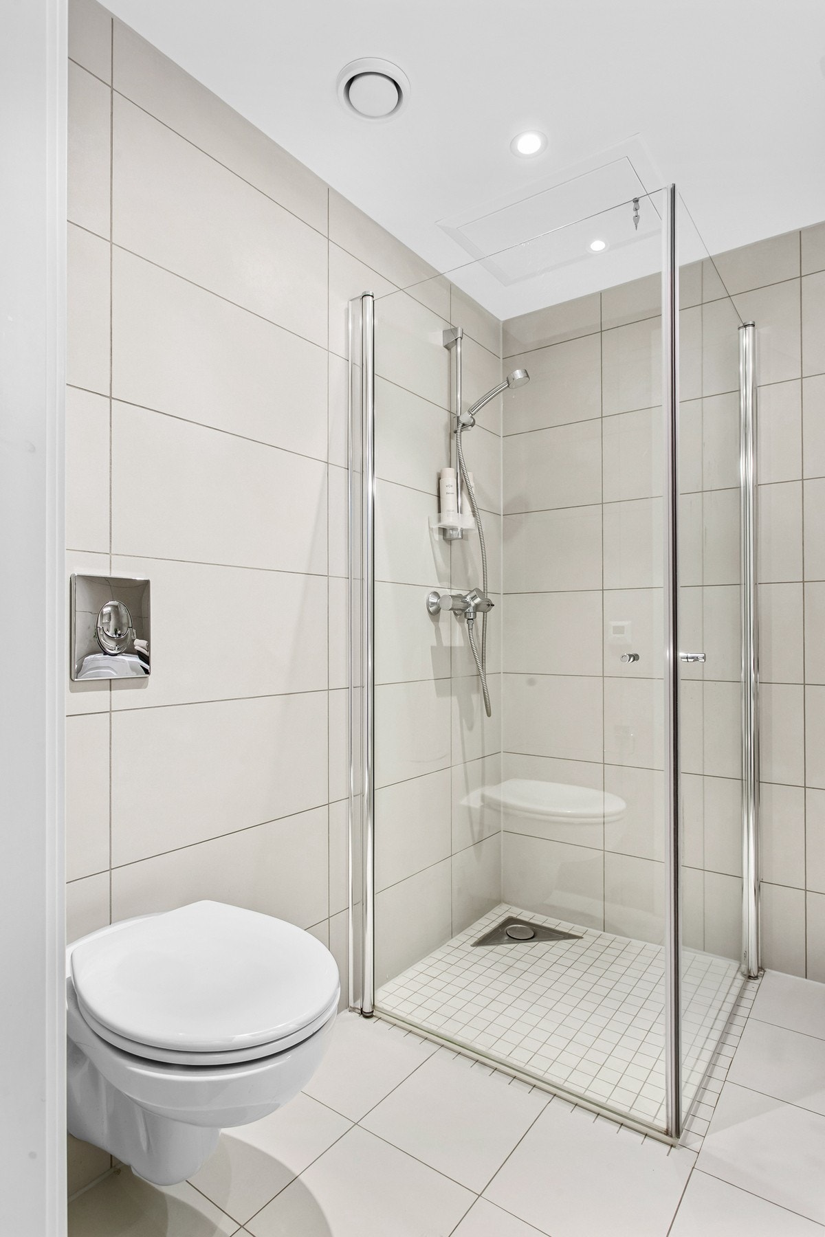 Et veggmontert toalett bidrar til å frigjøre gulvplass og gjør det lett å rengjøre gulvet. Galleribilde