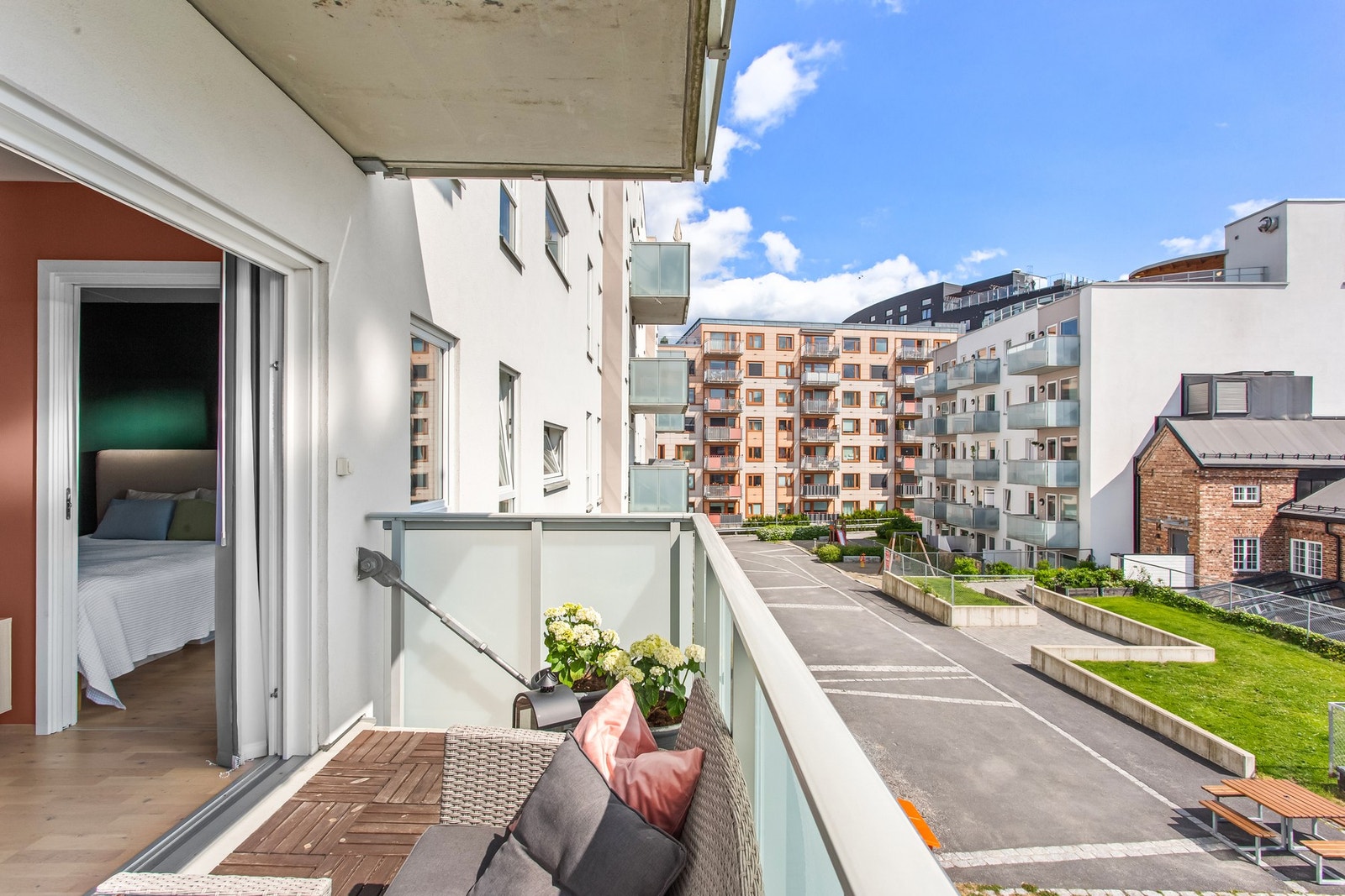 Balkongen har en luftig og fin utsikt over nærområdet og koselig bakgård. Galleribilde