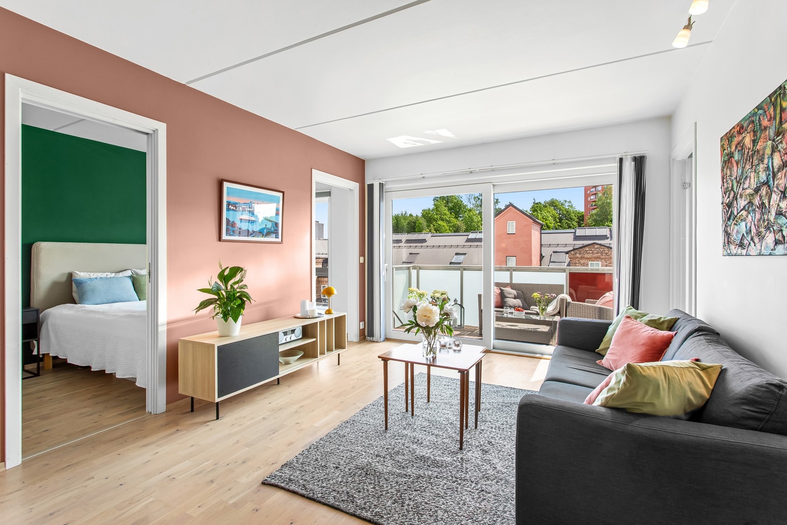 Kontrastvegg malt i en moderne jordtone med et hint av rosa, gir rommet særpreg. Galleribilde