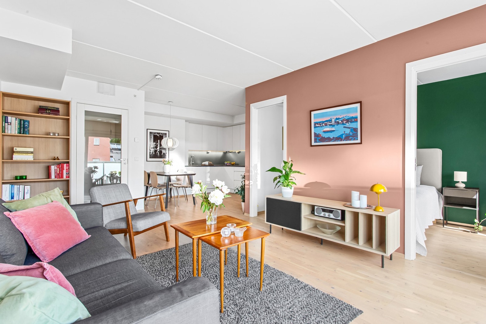 Leiligheten er fra 2018 og holder et moderne og stilrent design. Galleribilde