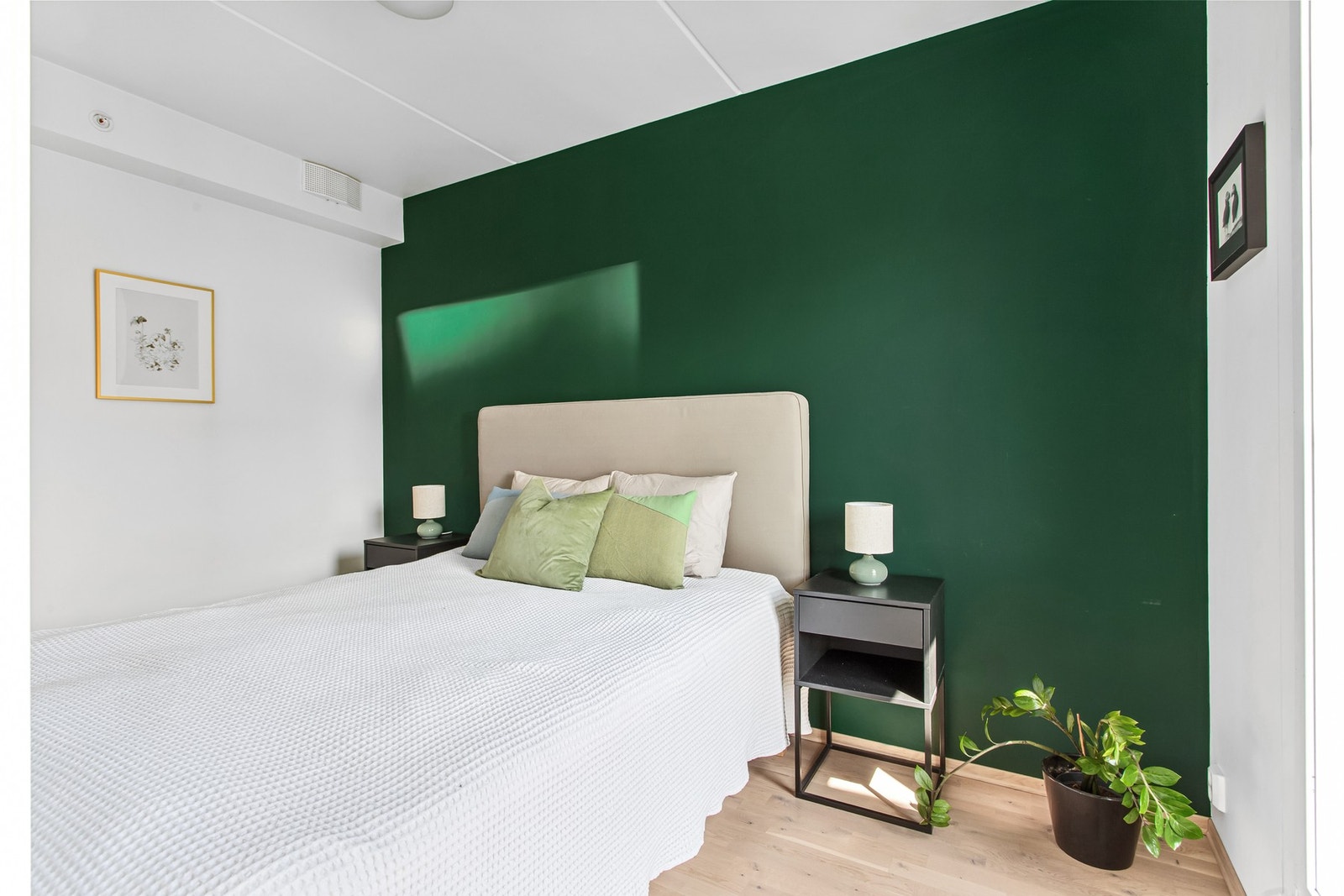 Det største soverommet har plass til dobbeltseng og nattbord. Galleribilde