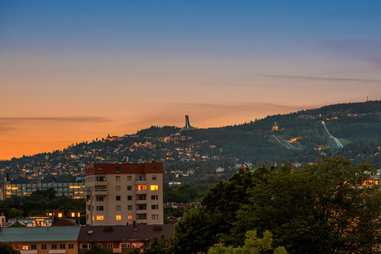 Utsikt mot Holmenkollen fra felles takterrasse. Galleribilde