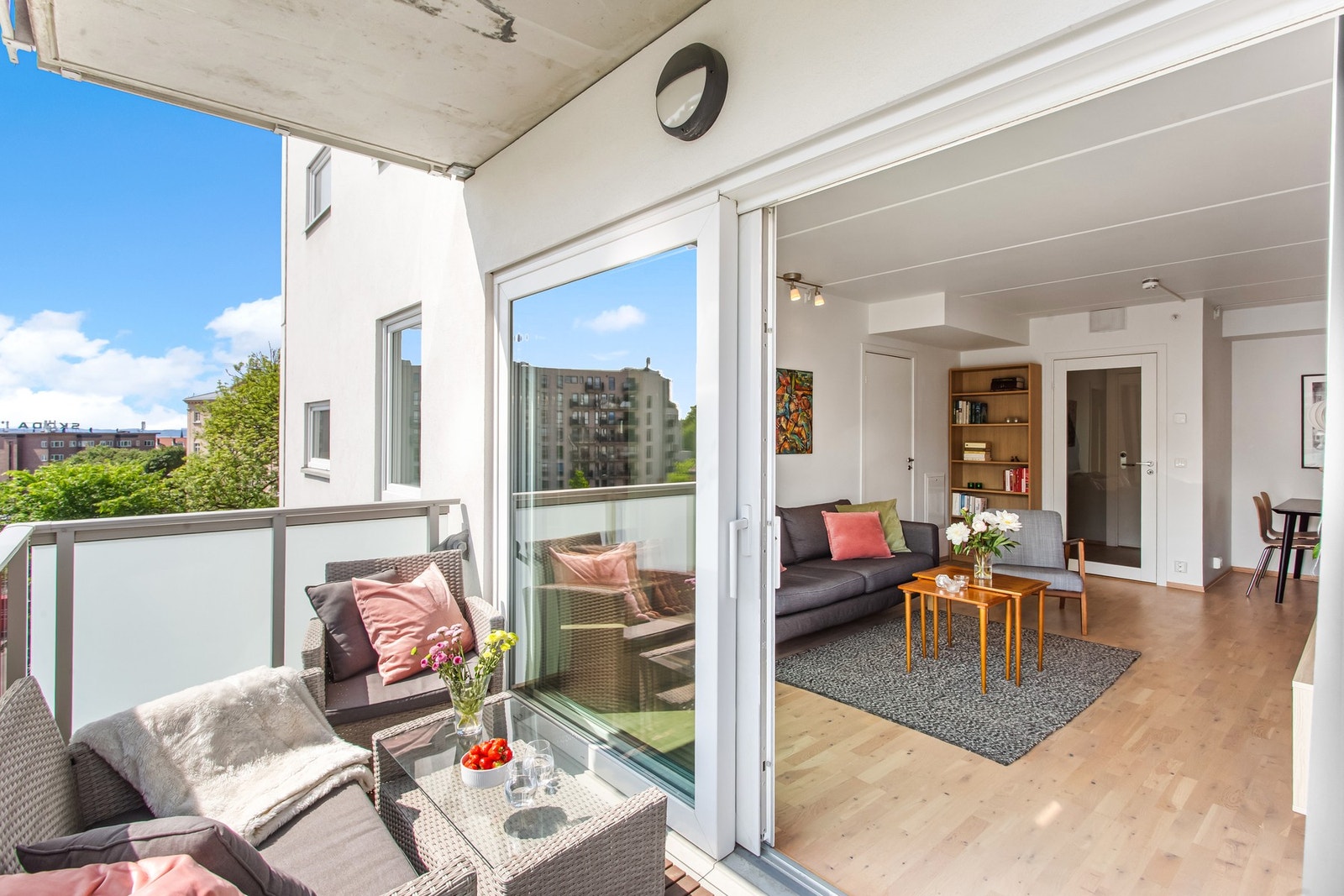 Balkongen vender mot sydøst og har et areal på 5 kvm. Galleribilde