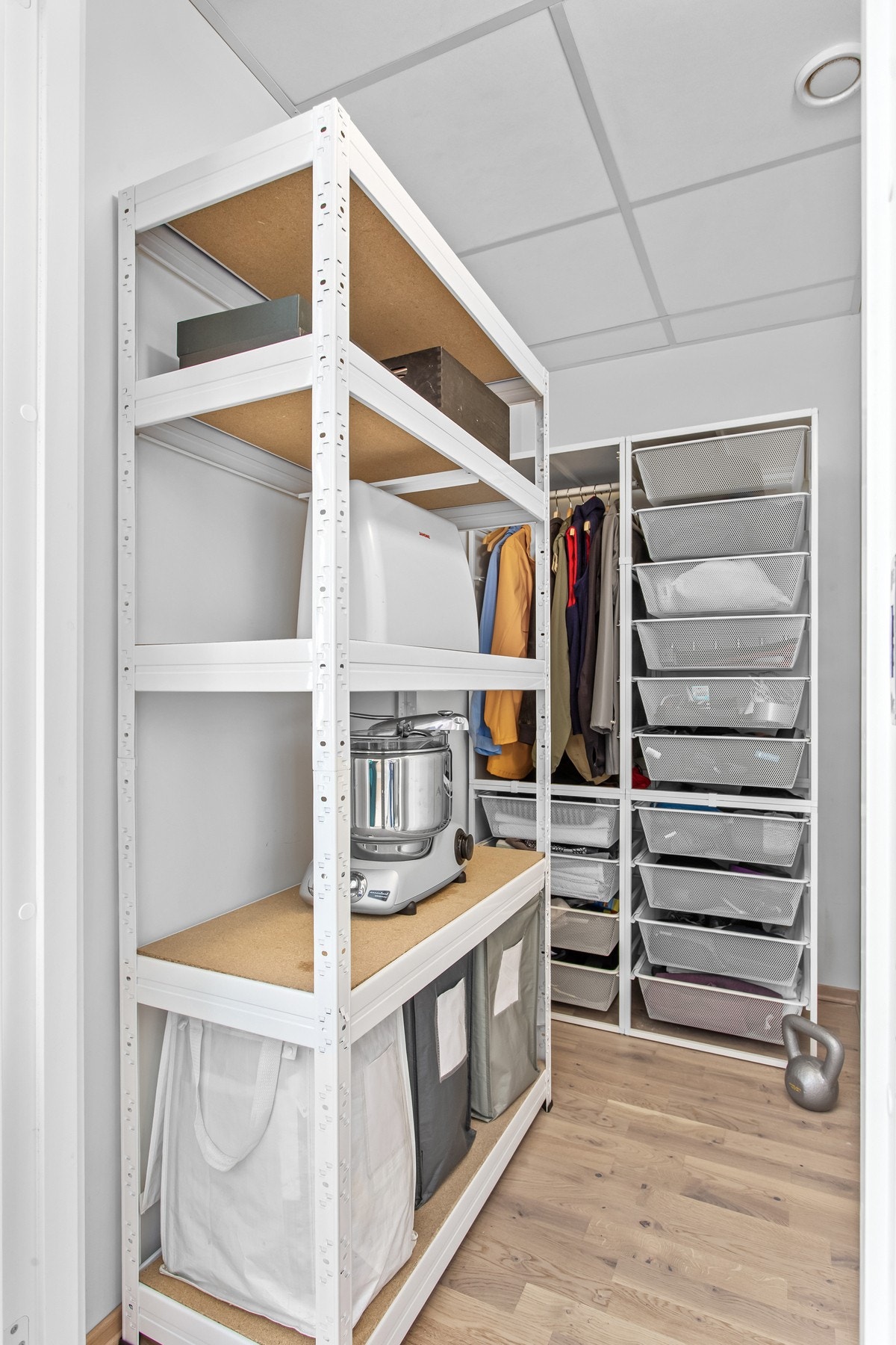 Leiligheten har en innvendig bod på ca 3 kvm. med praktisk oppbevaringsplass. I tillegg disponeres en kjellerbod på ca. 6 kvm., som gir ekstra lagringsmuligheter. Galleribilde