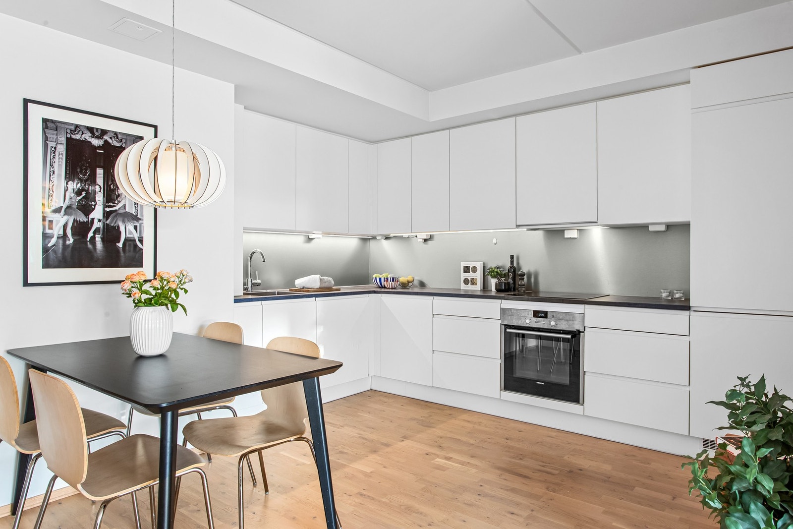 Tidløst kjøkken med integrerte hvitevarer og god benkeplass. Komfyrvakt og aquastop er montert. Galleribilde