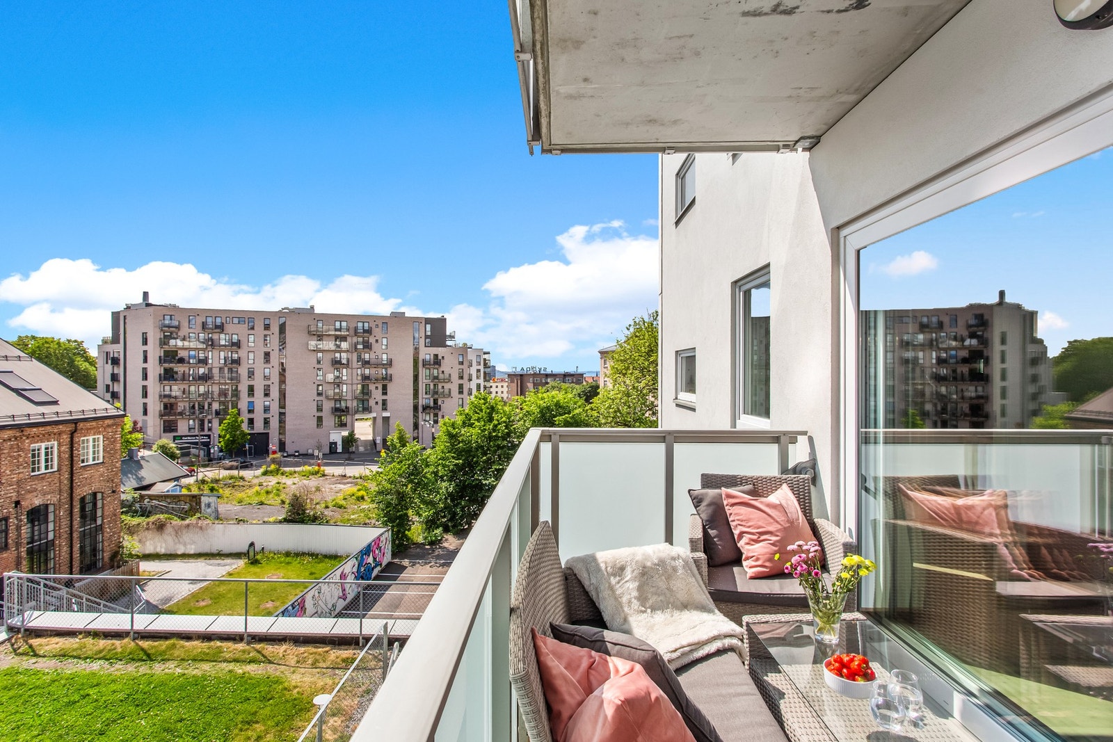 Det er montert både stikkontakt og lysarmatur, noe som gjør balkongen praktisk og anvendelig gjennom hele dagen. Galleribilde