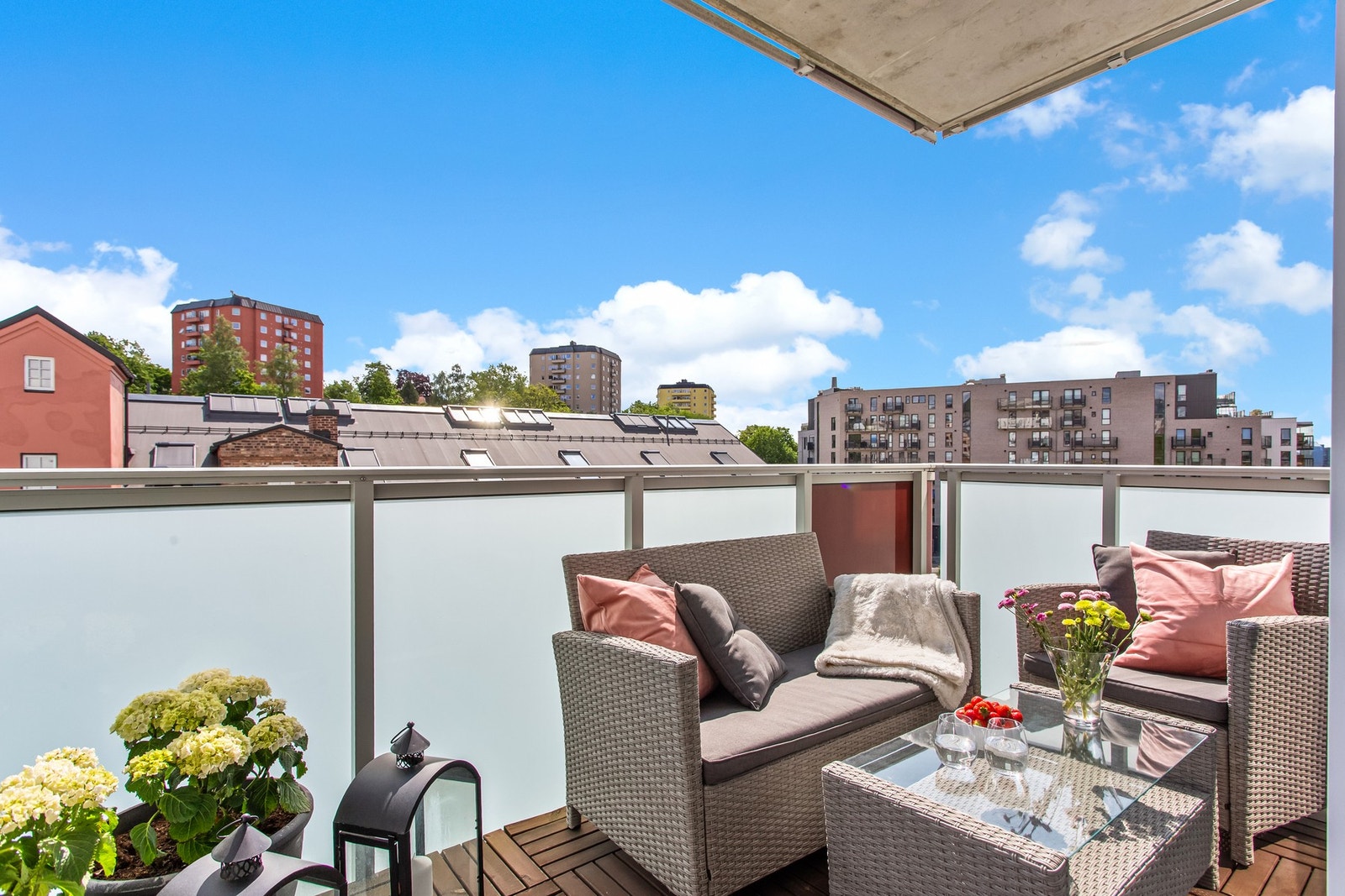 Balkongen har sol fra morgenen til cirka klokken 16 midt på sommeren. Galleribilde