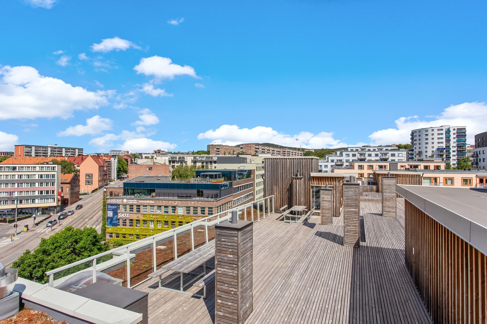 Felles takterrasse har gode solforhold hvilket gjør at man har mulighet for å nyte solen hele dagen om ønskelig. Galleribilde
