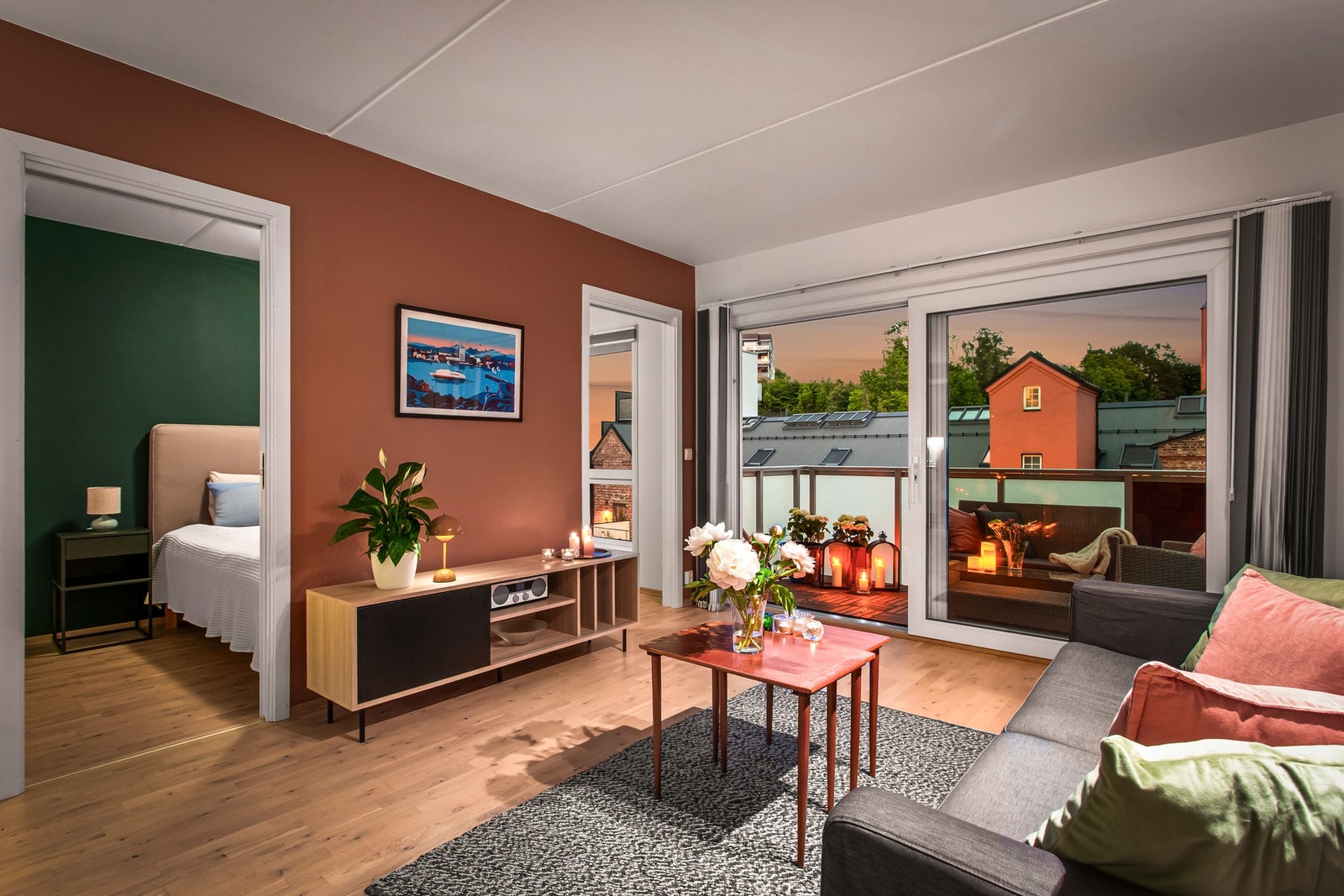 Skyvedør i glass skaper generøse vindusflater. Galleribilde